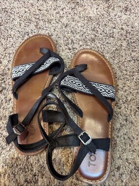 Tom’s Black Strappy Women’s Sandals with Patterned Accent